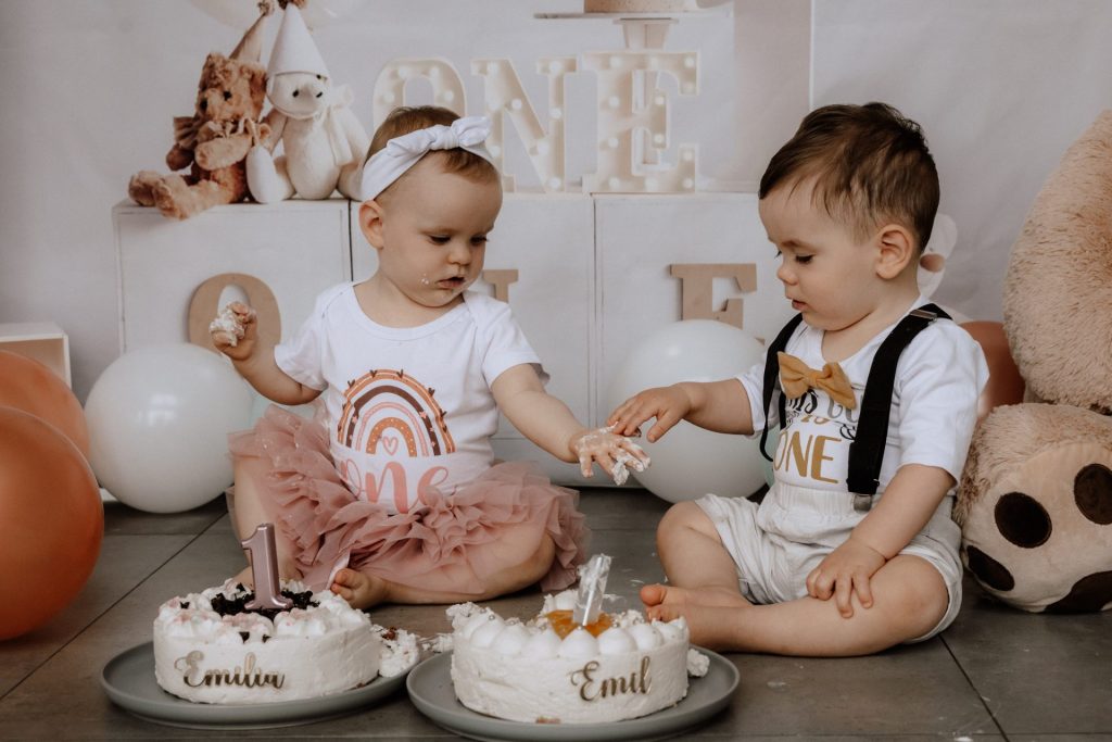 Janette Steinwand Fotografie - Zwei Kleinkinder spielen mit zwei Geburtstagstorten